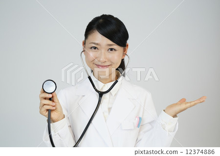 有聽診器的女性醫生 12374886