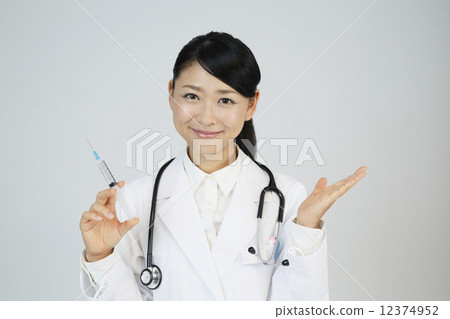 有註射器的女性醫生 有註射器的女性醫生 12374952