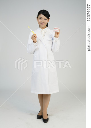 一位牙醫 12374977