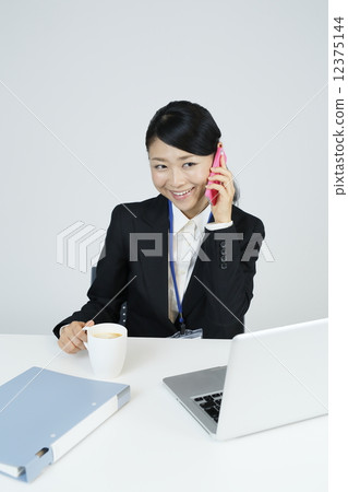 Business woman talking on a smartphone 12375144