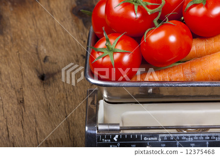 Fresh red tomatoes on a kitchen scale 12375468