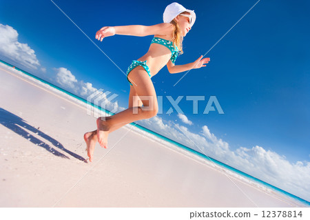 Little girl on vacation Little girl on vacation 12378814