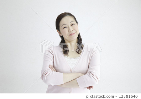 40多歲的女性令人耳目一新地問自然光肖像 12381640