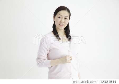 40多歲的女性清爽的演講自然光肖像 12381644
