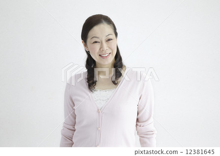 Women in their 40s refreshing speech Nature light portrait 12381645