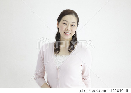 Women in their 40s refreshing speech Nature light portrait 12381646