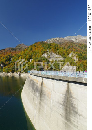Kurobe Dam of autumn leaves (Tateyama Kurobe alpine route) 12381925