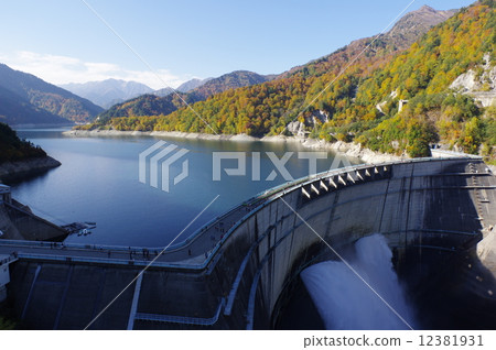 Kurobe Dam of autumn leaves (Tateyama Kurobe alpine route) 12381931