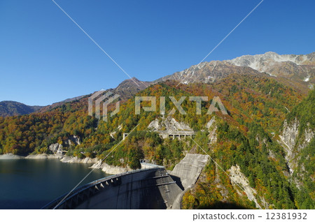 Kurobe Dam of autumn leaves (Tateyama Kurobe alpine route) 12381932