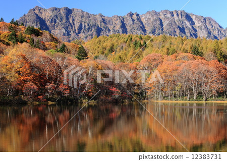 秋天Togakushi Kogen Kogatake池塘和Tottakiyama 秋天Togakushi Kogen Kogatake池塘和Tottakiyama 12383731