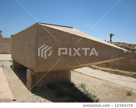 An obelisk which is not established 12384159