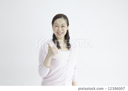 女性在四十年代刷新和微笑自然光畫象 女性在四十年代刷新和微笑自然光畫象 12386007
