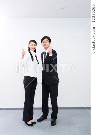 企業中間的男性和女性企業標誌 12386269