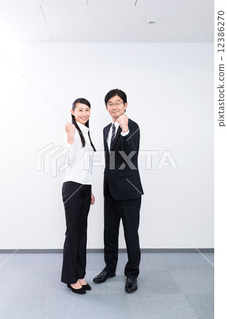 企業中間男性和女性膽量姿勢 12386270