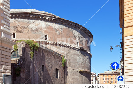 Italy. Rome. An ancient Pantheon 12387202