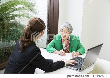 銷售女性和高級女性 銷售女性和高級女性 12392805