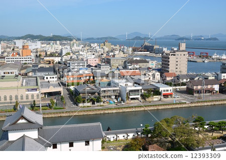 從Imabari城堡城堡塔的看法在早期的秋天 12393309