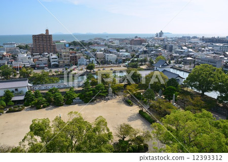 從Imabari城堡城堡塔的看法在早期的秋天 從Imabari城堡城堡塔的看法在早期的秋天 12393312