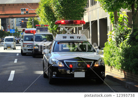 等待交通事故現場的警車和救護車 12393738
