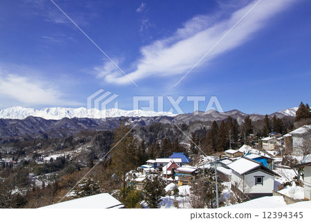 一個村莊,你可以看到阿爾卑斯山 一個村莊,你可以看到阿爾卑斯山 12394345