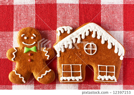 Christmas homemade gingerbread man cookie 12397153