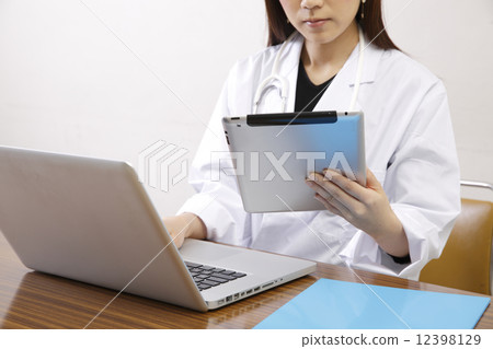 醫生使用tablet pc 醫生使用tablet pc 12398129