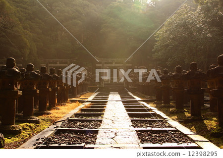 早晨太陽Toko籍寺廟石燈籠 早晨太陽Toko籍寺廟石燈籠 12398295