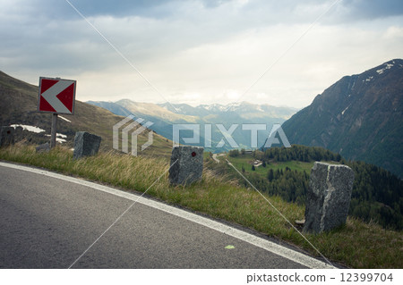 danger turn 12399704