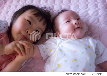 姐姐兄弟手牽著手 姐姐兄弟手牽著手 12399946