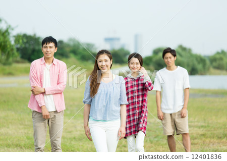 戶外年輕人 12401836