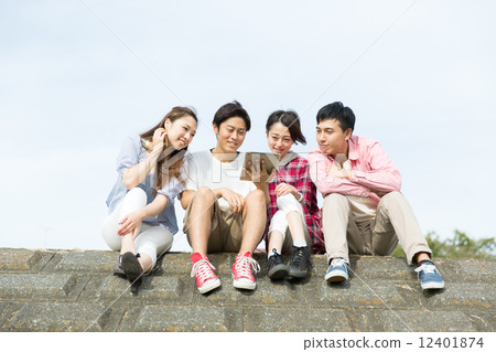 青年使用平板電腦 12401874