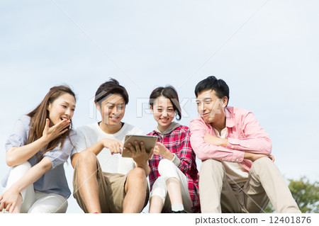 青年使用平板電腦 12401876