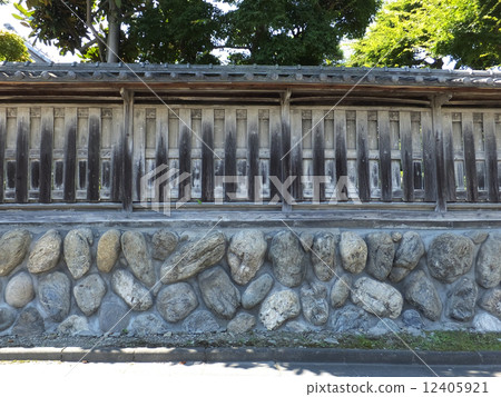 籬芭由板材和石頭製成 12405921