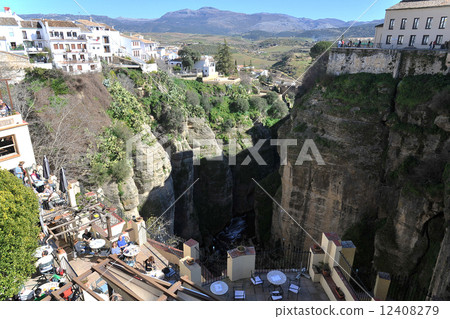在Ronda Nuevo Bridge腳下 在Ronda Nuevo Bridge腳下 12408279