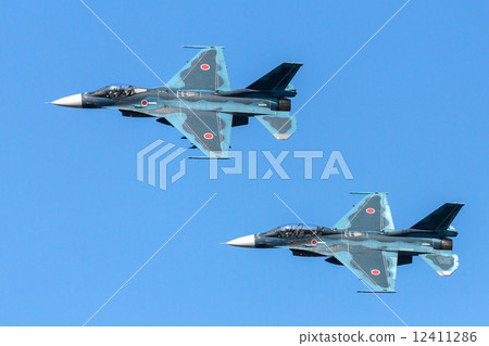 Formation flight of Air Self Defense Force F-2 fighter aircraft (Tsukishi base · Fukuoka prefecture) 12411286