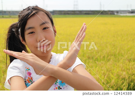 A girl who puts out signs 12414389