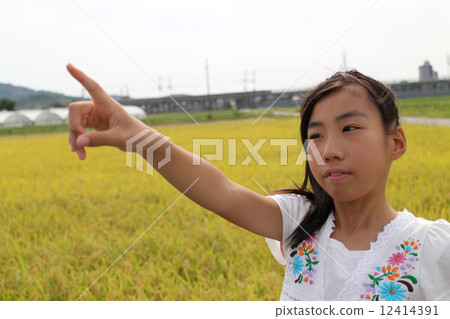 Girl pointing 12414391
