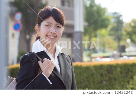 戶外的女商人 12421248