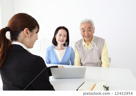 Suit women and middle couple Suit women and middle couple 12422954
