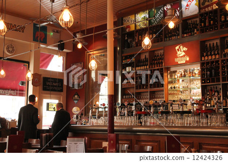 在倫敦喝一家酒吧時談話的商人 12424326