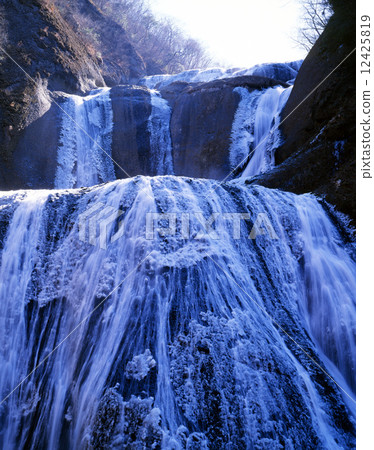 Fukuroda瀑佈在冬天 12425819