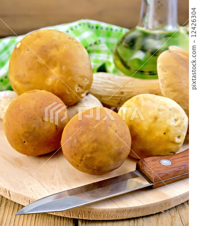 Ceps with knife on the board Ceps with knife on the board 12426304