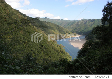 Shimanto河在秋天 12426471