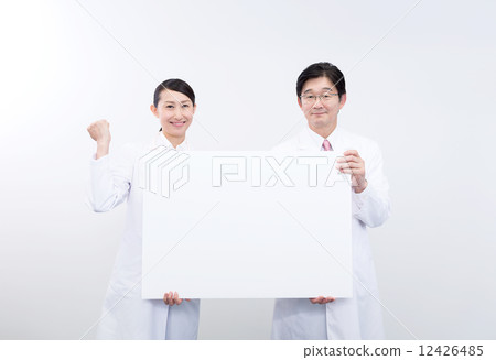 醫生和護士消息膽量姿勢 醫生和護士消息膽量姿勢 12426485