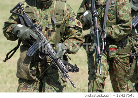 自衛步槍由SDF人員攜帶 12427545