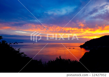 silhouette, silhouetted, silhouettes 12427932