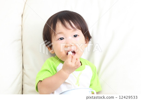 一個吃零食的男孩 12429533