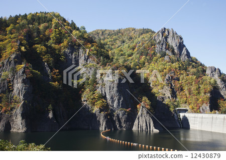 Autumn leaves of Toyohira Gorge 12430879
