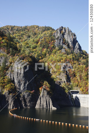 Autumn leaves of Toyohira Gorge 12430880