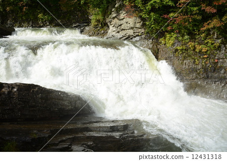 瀑布 12431318